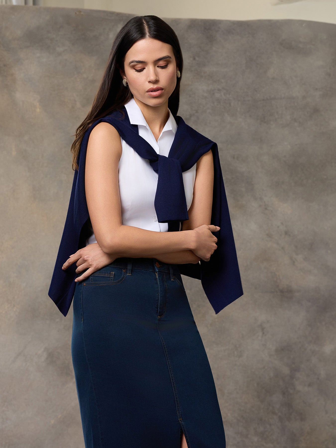 Easy-Care Sleeveless Button-Up Shirt - Image 6